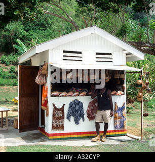 Am Straßenrand stand verkauft Muscheln und andere Souvenirs, Speyside, Tobago, Trinidad und Tobago, West Indies, Karibik Stockfoto