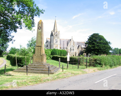 Kriegerdenkmal und St. Johann Baptist Kirche niedriger Shuckburgh Warwickshire, England Stockfoto