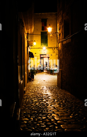 Eine gepflasterte Gasse führt zu der Eu Centro Restaurant in der Stadt Pollenca auf der Insel Mallorca Stockfoto