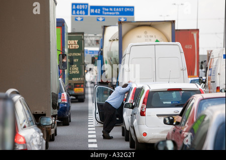 Ein Fahrer Stand mit seinem Auto in einen Stau auf der Autobahn M42 in nördlicher Richtung in den West Midlands UK Stockfoto