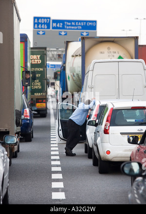 Ein Fahrer Stand mit seinem Auto in einen Stau auf der Autobahn M42 in nördlicher Richtung in den West Midlands UK Stockfoto