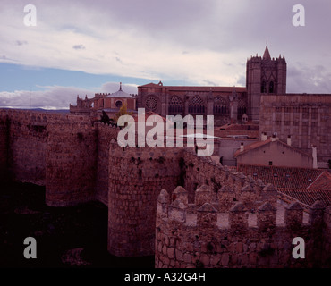 Die Catedral de Ávila oder Avila Kathedrale, die älteste spanische gotische Kathedrale gesehen von der Stadtmauer, Spanien Stockfoto