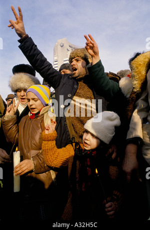 Rumänien nach der Revolution Mann schreien making Peace-Zeichen neben Kinder halten bei Protest in Bukarest gegen die Rettung vor 1990 Candle light Stockfoto