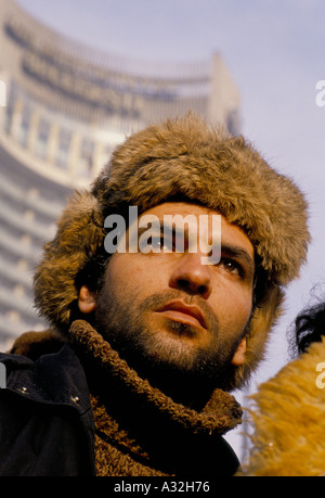 Rumänien nach der Revolution junge tragen Pelz Hut Bukarest 1990 Mann Stockfoto