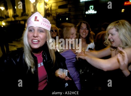 Barry Lewis Netzwerk Fotografen Bild Ref Bla 10145472 Psd Junggesellinnenabschied in Dublin-Gruppe von jungen Frauen auf der Straße feiern Stockfoto