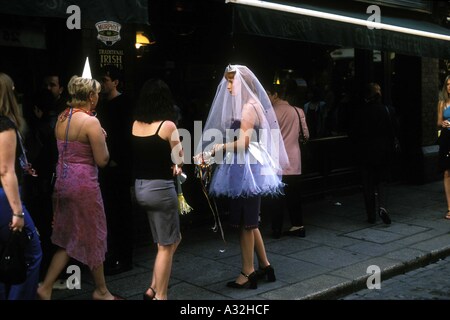 Barry Lewis Netzwerk Fotografen Bild Ref Bla 10145473 Psd Junggesellinnenabschied in Dublin Braut in gefälschten Hochzeitskleid gekleidet sein Stockfoto