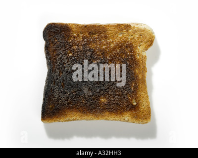 Scheibe von verbranntem Toast auf weißem Hintergrund Stockfoto