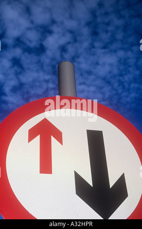 Kreisförmige roten und weißen Schild mit schwarzen und roten Pfeile gegen blauen Himmel, die Autofahrer zu informieren, dass Gegenverkehr Vorrang hat Stockfoto