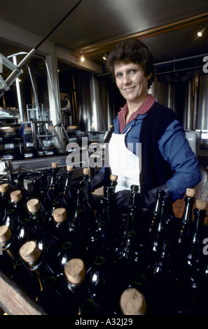 eine Französin Korken von Weinflaschen in einer Fabrik Stockfoto