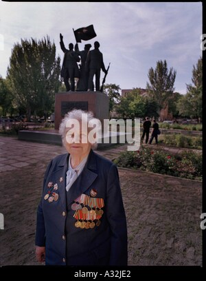 Barry Lewis Netzwerk Fotografen Bild Ref Bla 10156560 Psd Stalin s Falken Kampfpilot im 2. Weltkrieg gegen die Luftwaffe Tamara Pamyatnykh neben dem Kriegerdenkmal in Rostow am Don Stockfoto