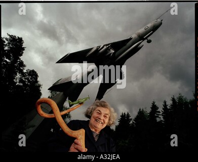 Barry Lewis Netzwerk Fotografen Bild Ref Bla 10156567 Psd Stalin s Alcons Valentina Petrachenkova hält Modell ihr Yak 3 außerhalb Luftwaffe Denkmal nördlich von Moskau Stockfoto