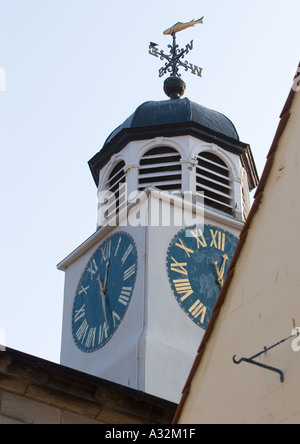 Uhrturm mit blauem Zifferblatt und Wettervane in Whitby Scarborough North yorkshire england großbritannien Stockfoto