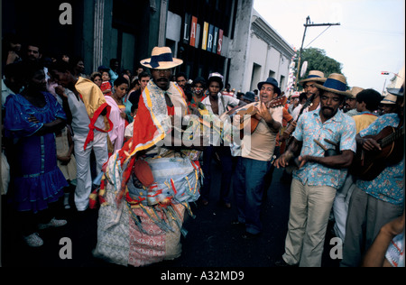 Tänzer und Musiker auf der Straße an der Santiago-Karneval, Kuba Stockfoto