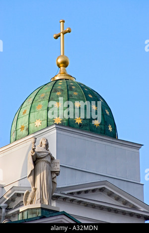 Die Kirche, die Evangelisch-Lutherische Kirche Finnlands, wurde 1830-1852, im neoklassizistischen Stil erbaut. Es wurde ursprünglich von Carl Ludvig Engel mit Blick auf Senatsplatz. Die Kathedrale dient oft als Symbol für Helsinki. Stockfoto