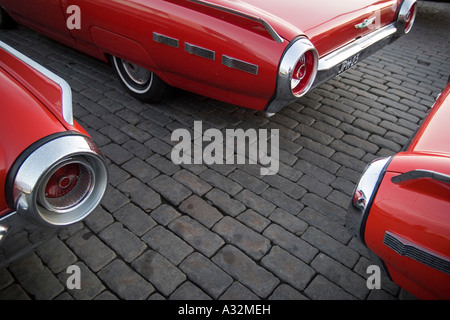 Tail Lights von 1961 und 1962 rot Ford Thunderbird Autos auf einer gepflasterten Straße in Helsinki, Finnland Stockfoto