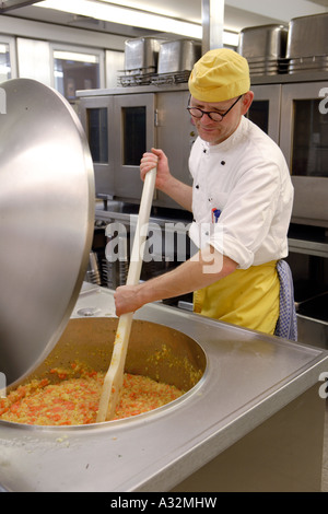 Der Koch und der Chef de Cuisine in seiner Großküche Stockfoto