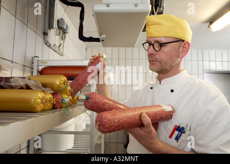 Der Koch Stefan Voege in den Kühlräumen Stockfoto