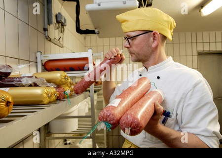 Der Koch Stefan Voege in den Kühlräumen Stockfoto