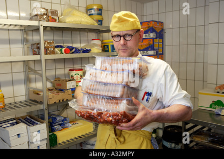 Der Koch Stefan Voege in den Kühlräumen Stockfoto