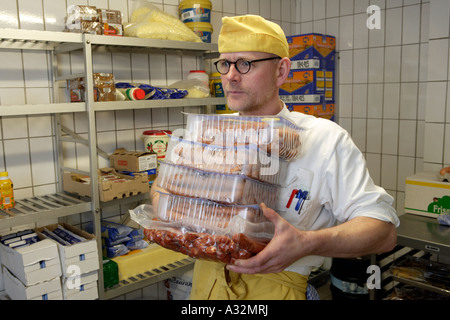 Der Koch Stefan Voege in den Kühlräumen Stockfoto