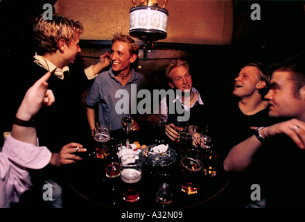 Cadogan Arme Könige Straße junge Männer trinken 1999 Stockfoto