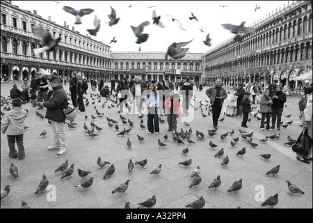 zwei junge Mädchen füttern der Tauben in Markusplatz, Venedig Stockfoto