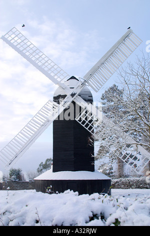 Hohe Salvingtons Windmühle im Winterschnee. Sussex, England, UK Stockfoto