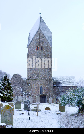 Der Westen Turm von St. Marys Church, Sompting, West Sussex im Winter. Stockfoto