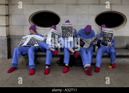 EIRO PR-Start von british Airways Sleeper Service Männer tragen Pyjama liest die tägliche snooze Stockfoto