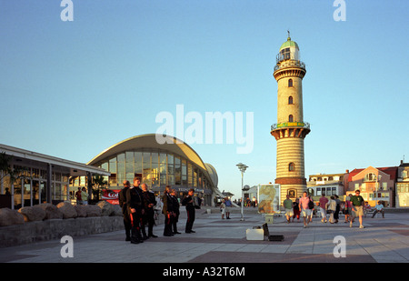 Musiker vor dem Leuchtturm und der Teepott Warnemünde, Deutschland Stockfoto