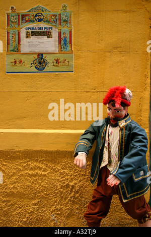 Zeichen und Marionette an Wand außerhalb ein Puppentheater in Palermo. Nordküste Sizilien. Italien. Stockfoto