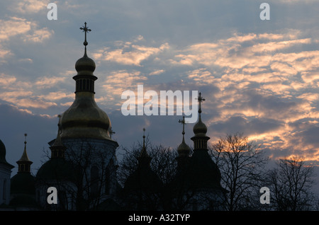 Kuppeln der St. Sophia Cathedral in Kiew, Ukraine, bei Sonnenuntergang Stockfoto