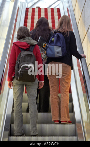 Leipziger Buchmesse - Besucher auf ein Ascalator, Deutschland Stockfoto