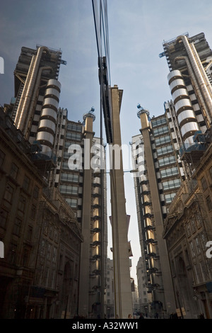 Lloyds of London atemberaubende Hauptsitz spiegelt sich im Gebäude gegenüber Stockfoto