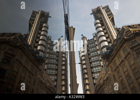 Lloyds of London atemberaubende Hauptsitz spiegelt sich im Gebäude gegenüber Stockfoto