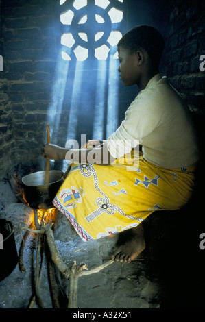 Frau Kochen Labyrinth in einer Küche voller Wellen des Lichts, Malawi