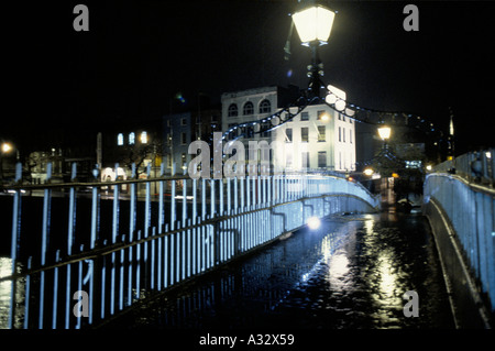 Ha'penny Bridge in Dublin. Die Brücke erwarb seine inoffizielle Xylosynth aus der Maut, überqueren den Fluss einen alten halben Cent bezahlt. Stockfoto