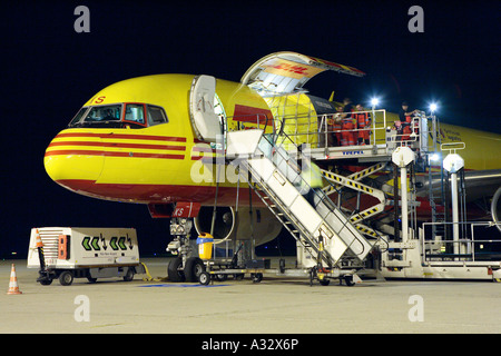 Ein DHL-Frachtflugzeug auf dem Flughafen Köln-Bonn in der Nacht, Deutschland Stockfoto