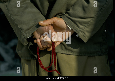 Hände halten Masbaha islamische Gebetskette hinter dem Rücken. Kurdistan Februar 1993, Stockfoto