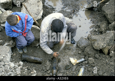 Tod zu riskieren: ein Junge versucht, die Blaskapelle aus einer live Bombe in Diyana Frühling, Irak-Kurdistan zu entfernen. Stockfoto