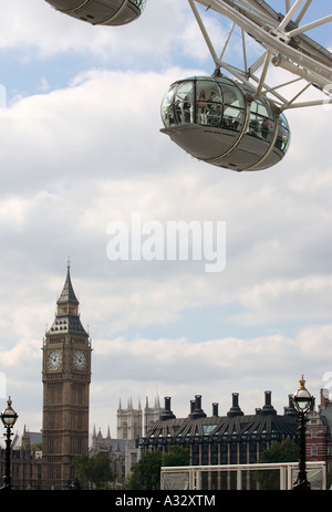 Touristen, die eine Fahrt auf dem Riesenrad London Eye, London, Großbritannien Stockfoto