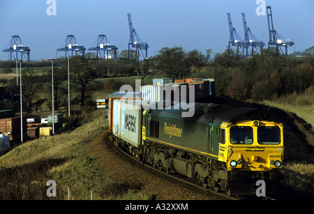 Freightliner Containerzug verlassen den Norden Schienengüterverkehr terminal im Hafen von Felixstowe, Suffolk, UK. Stockfoto
