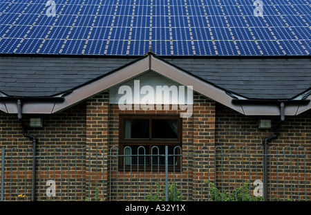 Photovoltaik oder Solarthermie Dachplatten ausgestattet, um ein NHS-Gesundheitszentrum ausführen von Arbeiten Borough Council in Großbritannien. Stockfoto