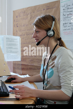 Frau arbeitet in einem Call-Center, Berlin, Deutschland Stockfoto