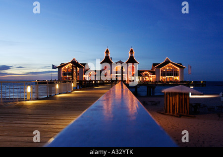 Die Seebrücke in Sellin am Abend, Deutschland Stockfoto