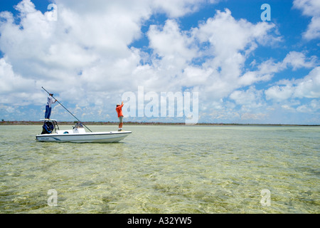 Bahamas, Abaco.  Wohnungen-Boot mit den Fischern auf der Suche nach Bonefish beim Fliegenfischen. Stockfoto