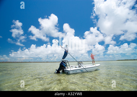 Bahamas, Abaco.  Wohnungen-Boot mit den Fischern auf der Suche nach Bonefish beim Fliegenfischen. Stockfoto