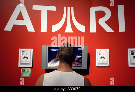 Ein Mann mit Computerspielen auf der GC-Games Convention 2005 in Leipzig, Deutschland Stockfoto