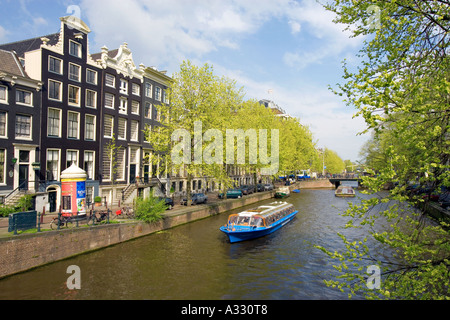 Ausflugsboot im Kanal in Amsterdam, Niederlande. Stockfoto