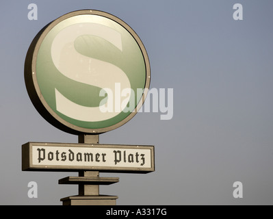 Schild am Eingang zur s-Bahn station Potsdamer Platz, Berlin, Deutschland Stockfoto